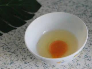 番茄鸡蛋通心粉,鸡蛋打入碗中