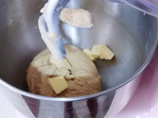 红豆日式咖啡面包卷,10分钟后面团处于扩展阶段,这时加入室温软化的黄油!