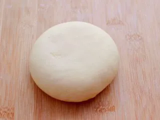 奶香小花朵馒头,把静置好的面团，用手反复揉搓成光滑细腻的面团。