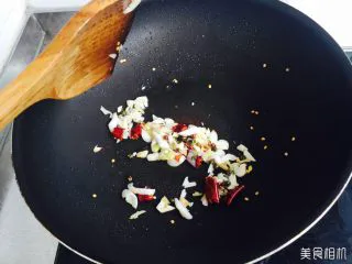 秘制干煎三文鱼 ,用剩下的油，炒制刚才准备的调料。