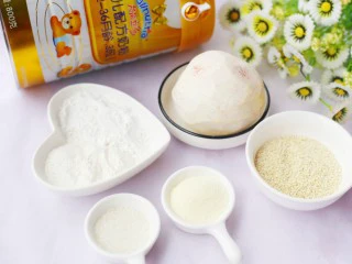 奶香芋泥芝麻球,准备材料:①荔浦芋头1个 ②澳优能力多G4奶粉2勺 ③白芝麻适量 ④白糖10g ⑤面粉适量