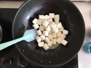 网红草莓雪花酥,倒入棉花糖，不停的搅拌，一定要全程小火