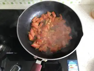 好吃的意大利蘑菇肉酱面,不用洗锅，用肉的油继续翻炒西红柿块，中火翻炒至西红柿汁儿出现，然后倒入刚刚炒熟的肉，翻炒。倒入番茄沙司，翻炒至均匀。