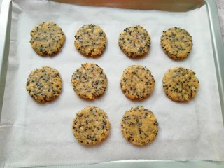 麦片芝麻核桃酥,压扁放在烤盘里。