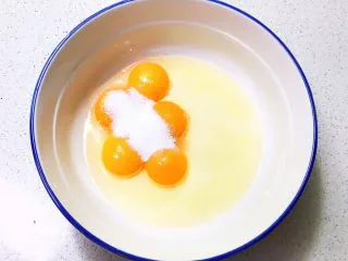 不加一滴水的原味蛋糕,在蛋黄里加入20克白糖,加入玉米油