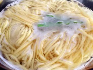 南瓜酱汁牛肉面,将水烧开，加入手工面中火3-4分钟（小芽用的是晾干后的彩蔬手工面，水开后一般煮3分钟就可以了），时间不要太长，不然很容易变成黏糊糊的，口感就没有那么好了。 可以买品牌宝宝意面，也可以买其他手工面，或自己做的手擀面，煮的时候注意观察，可以适时尝一尝，不要煮过头，也不要夹生。 小芽还放了两根芦笋，同步焯熟。