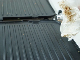 #东菱牛排机测评#爱是几分熟，我只要五分就好,轻轻一擦，污迹就能擦掉。 