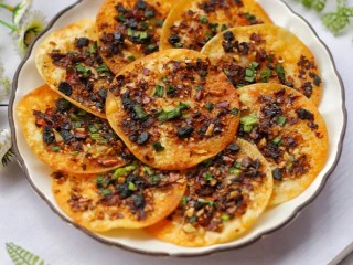 饺子皮辣酱饼,赶紧做起来吧～