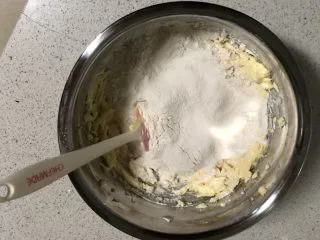 可爱KT小饼干,筛入低筋面粉