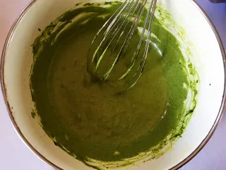 红豆抹茶巧克力慕斯,把135克的淡奶油加入抹茶蛋黄液中，拌匀。