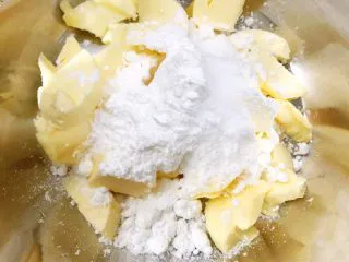 酥酥的香草曲奇小花,加入糖粉和盐