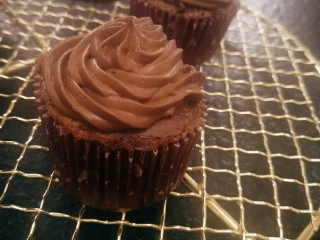 最“柔软”纸杯蛋糕☕—爆浆巧克力,一个小杯子蛋糕。cupcake😍配一杯下午茶。