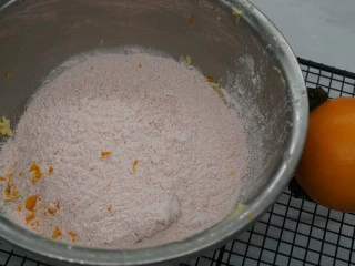 焦糖杏仁草莓饼干,筛入低粉和草莓冻干粉