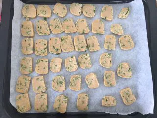 全麦香葱饼干,放入烤盘。