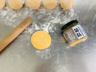 胡萝卜华夫饼,取第一个整理好小面团