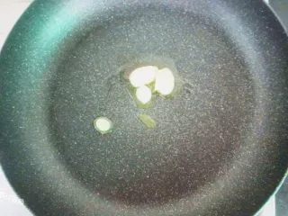 黑胡椒牛排，自制简单西餐,牛排锅烧热，放入黄油