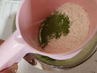 女巫杯子蛋糕,抹茶粉和低筋面粉混合过筛入蛋糊中!用刮刀翻拌均匀