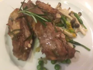 迷迭香烤羊排套餐,放上羊排,加点新鲜的迷迭香装饰