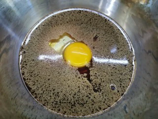 红糖发糕的家常做法（1个蛋）,打入一个鸡蛋