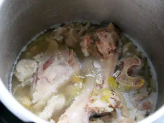 西红柿土豆浓汤,3.这是昨晚煮的肘子汤,待会就用这个高汤煮西红柿土豆浓汤。