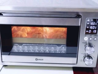 花式椰蓉面包,上下管160度烤20分钟!(时间及温度仅供参考)