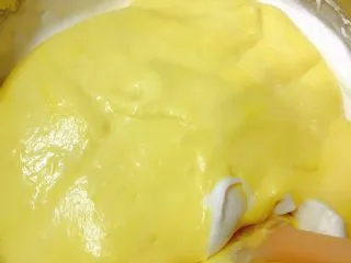 奶油奶酪戚风,把搅拌好的蛋黄糊倒入蛋白盆里,这个得注意了,不能搅拌过度,那样会消泡的,要快速,我一般就是从下面往上搅拌,从盆底往上,然后再从盆底往上,一次这样的动作,搅拌均匀就行,不能化圈(会消泡的)搅拌均匀就行,就不要再过度搅拌了(这步没发拍照)