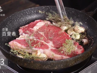 香汁煎牛排，在家也能做出米其林大厨的味道,放入适量百里香
