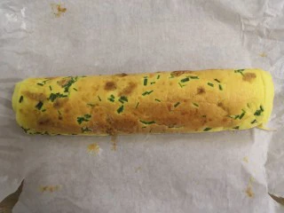 无油肉松蛋糕卷,冷藏定型好后,蛋糕卷拿出