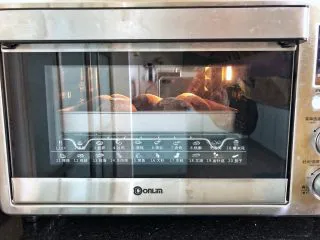 可可冰心面包,10、放入烤箱中下层，150度上下火烘烤20分钟即可。