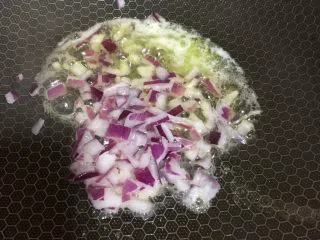 奶油胡萝卜汤,中火烧热锅，放入黄油，加入洋葱炒香。