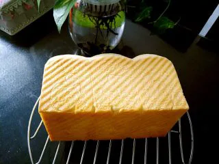 中种北海道吐司,上色均匀后出炉立即脱模冷却