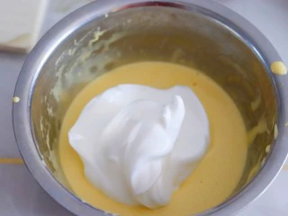 火爆Ins的StrawberryOmelet草莓抱抱卷,三分之一蛋白放入蛋黄中搅拌均匀。