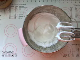 可可奶油夹心蛋糕,5、蛋白分三次加入45克白糖打至硬性发泡。