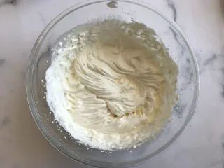 网红草莓脆皮泡芙,淡奶油中加入白糖打发至纹路清晰