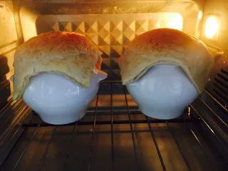 #食二星座# 罐焖牛肉(34图详细步骤),罐的顶部酥皮烤到金黄色时,酥皮的四周还没有烤熟。