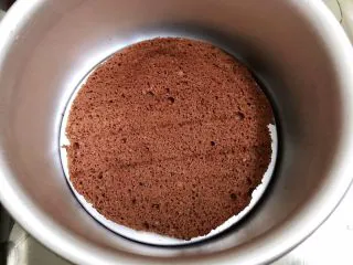 醇厚浓郁的巧克力慕斯蛋糕,取一片蛋糕摆在模具里,加入一半慕斯糊
