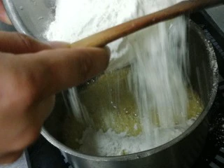 胡萝卜浓汤意面,加入准备好的面粉，面粉和黄油能够完全融合，成稀稀的浆状就可以，一定要注意浓稠度，不能太干