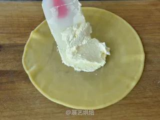 【烘焙食谱】芒果班戟 │展艺烘焙,取一张班戟皮，用刮刀取适量打发后的淡奶油放在班戟皮中间