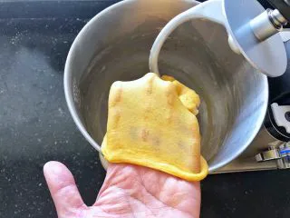 亚麻籽南瓜软欧包,5、和面结束后,面团达到完全扩展阶段。