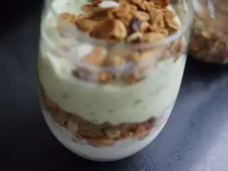 奇亚籽双色酸奶木糠杯,然后将奇亚籽牛油果酸奶铺上麦片上面