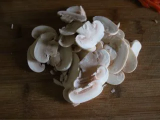 香炒意面|中式意面,口蘑洗净切片;