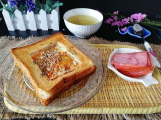 快手早餐&吐司鸡蛋烤火腿&小米粥,烤好的吐司鸡蛋在来一碗小米粥，美美的。