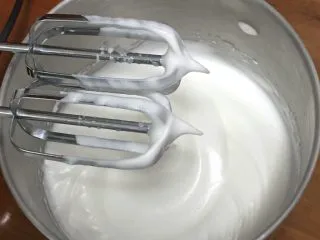 酸奶乳酪蛋糕,再加入15克细砂糖，同样50圈。