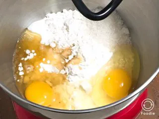 喜饼+香芋味,中筋粉、奶粉、泡打粉、盐、细砂糖、鸡蛋、花生油都放入厨师机内。