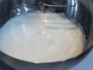 圣诞树枫糖戚风, 打至图中这种泡沫细腻状态时加入剩余的细砂糖和枫糖浆b，继续高速打发 