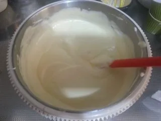 烘焙基础——戚风蛋糕,将翻拌好的面糊倒入剩余的蛋白盆中。