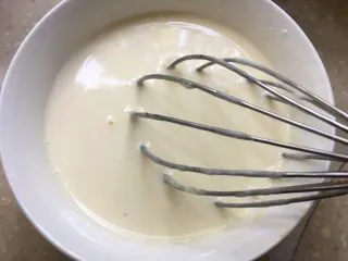 酸奶冻芝士蛋糕,牛奶和奶油混合均匀，用微波炉叮热加入泡软的吉利丁片快速搅拌融化。