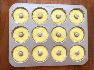 柠檬玛德琳甜甜圈,把面糊挤到模具里,稍微震一下。