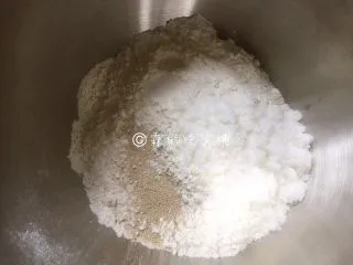 一发的淡奶油辫子面包,先把所有的粉类，放入桶里，混合均匀。