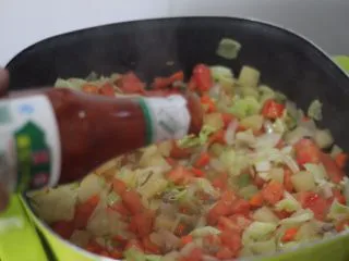 俄罗斯经典罗宋汤,加两勺番茄沙司，这个东西有点甜哦～